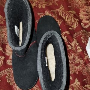 Women UGG boots!! *OPEN TO REASONABLE OFFERS*!!